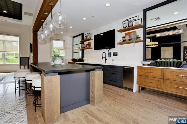 32 Melody Lane 37, Upper Saddle River, NJ 07458