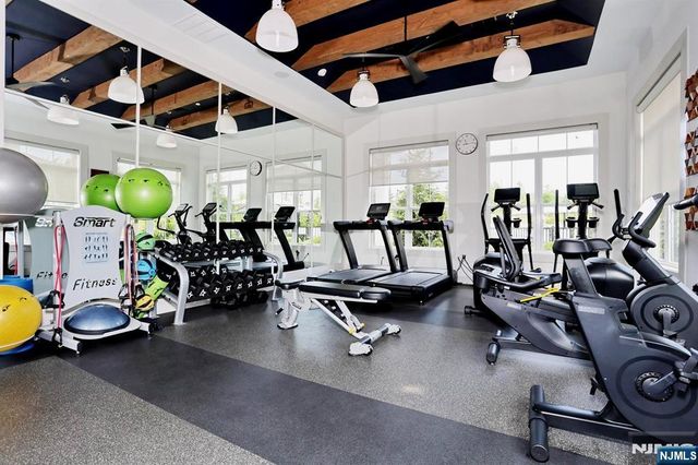 32 Melody Lane 37, Upper Saddle River, NJ 07458