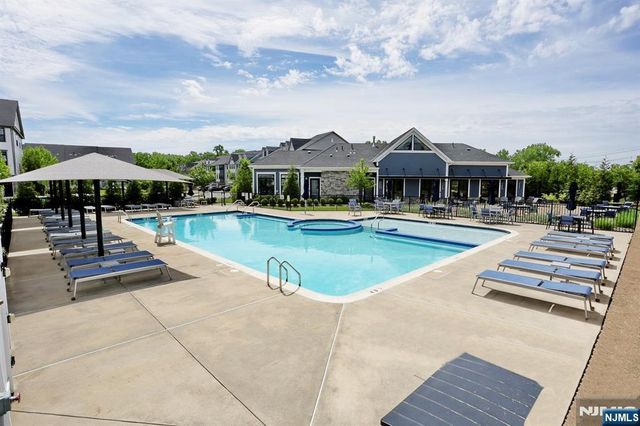 32 Melody Lane 37, Upper Saddle River, NJ 07458