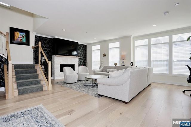 32 Melody Lane 37, Upper Saddle River, NJ 07458