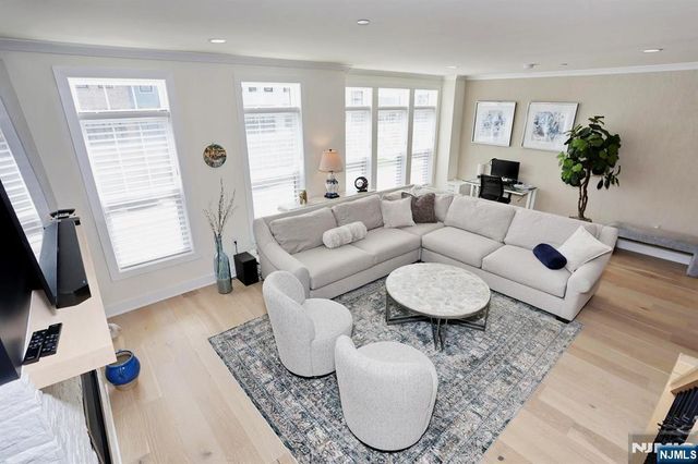 32 Melody Lane 37, Upper Saddle River, NJ 07458