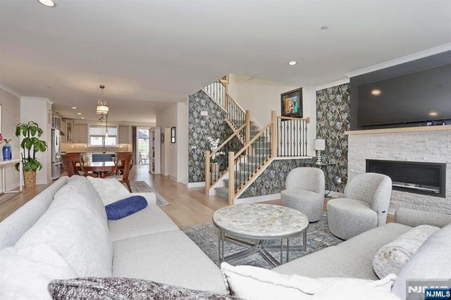 32 Melody Lane 37, Upper Saddle River, NJ 07458