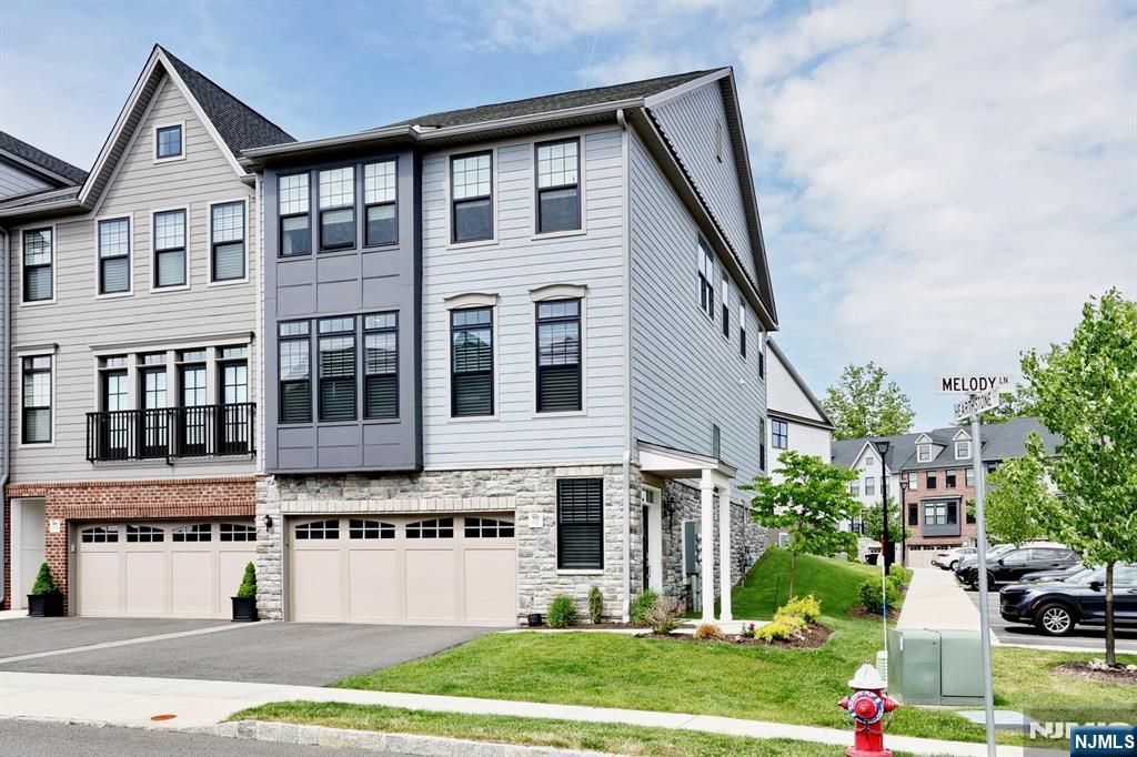 32 Melody Lane 37, Upper Saddle River, NJ 07458