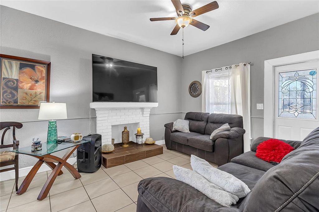 Image 4 of property listing at 212 SE H SE, Winter Haven, FL 33880