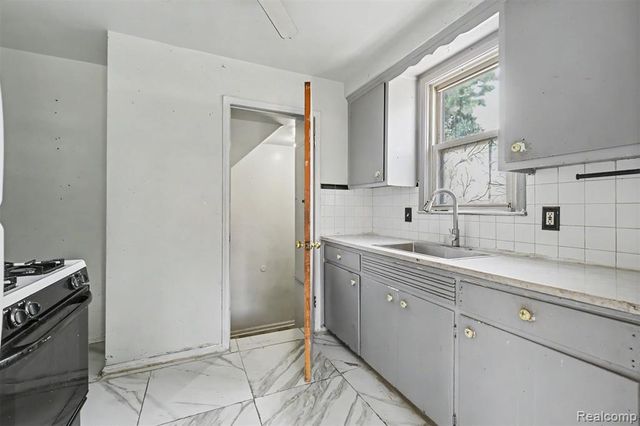 1423 Cicotte Avenue, Lincoln Park, MI 48146