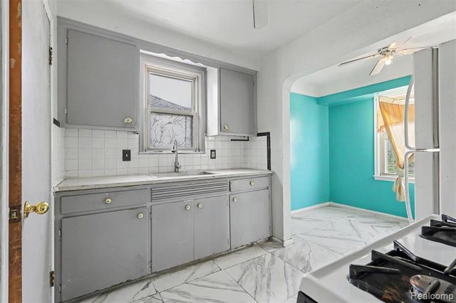 1423 Cicotte Avenue, Lincoln Park, MI 48146