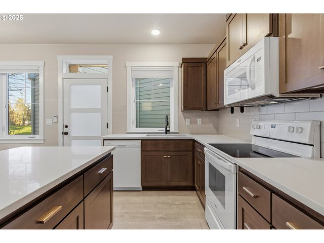 1811 COUSTEAU Loop Se, Salem, OR 97302