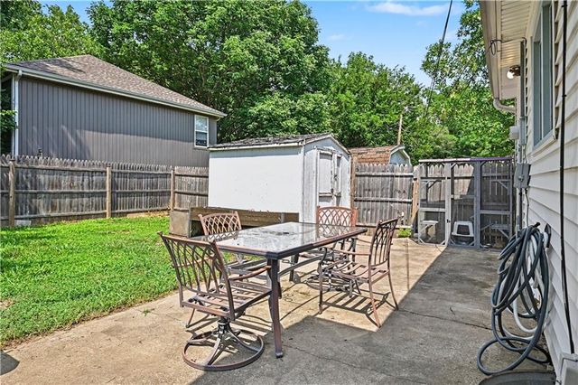 100 NE 73rd Street, Gladstone, MO 64118