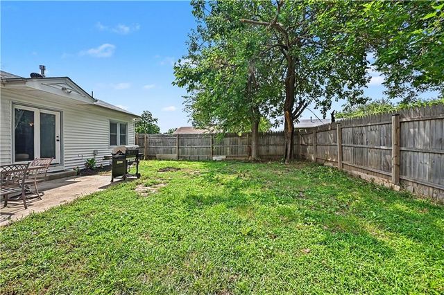 100 NE 73rd Street, Gladstone, MO 64118