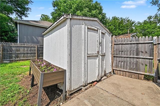 100 NE 73rd Street, Gladstone, MO 64118