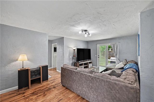 100 NE 73rd Street, Gladstone, MO 64118