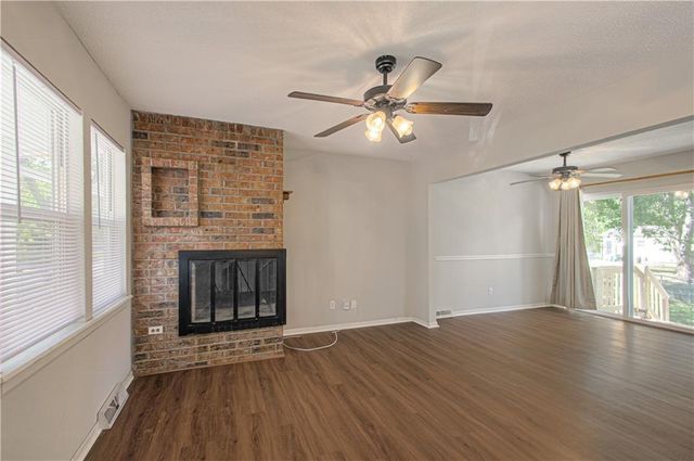 404 NE Castle Drive, Lee's Summit, MO 64063