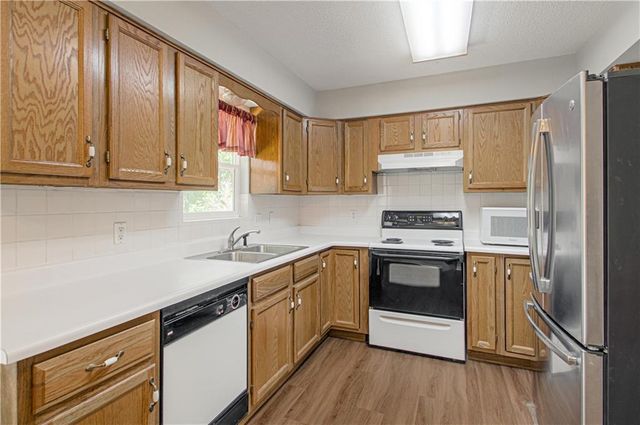 404 NE Castle Drive, Lee's Summit, MO 64063