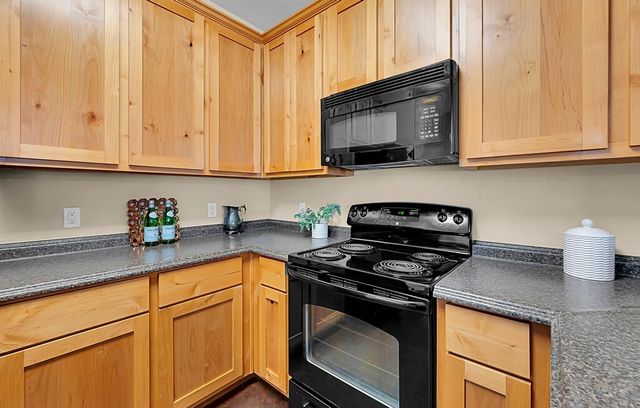 137 Flat Creek Drive, Robinson, TX 76706