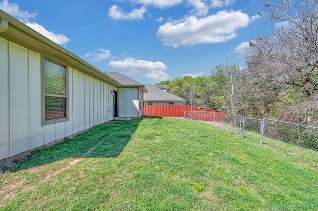 137 Flat Creek Drive, Robinson, TX 76706