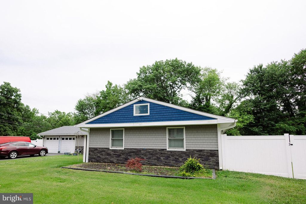 138 CRESTVIEW DR, Willingborough, NJ 08046