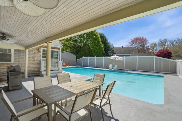 26 Ridgeside Lane, Tiverton, RI 02878