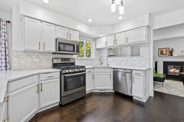 2462 Green Valley Court, Aurora, IL 60503
