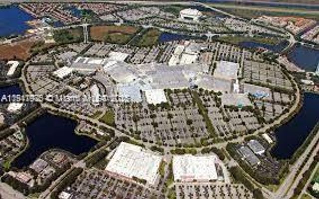 9247 Chambers St, Tamarac, FL 33321