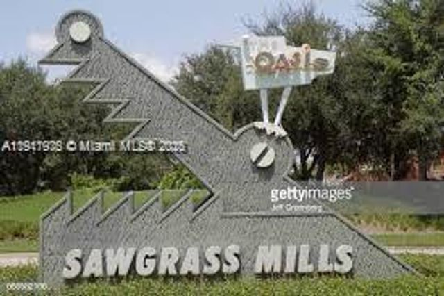 9247 Chambers St, Tamarac, FL 33321