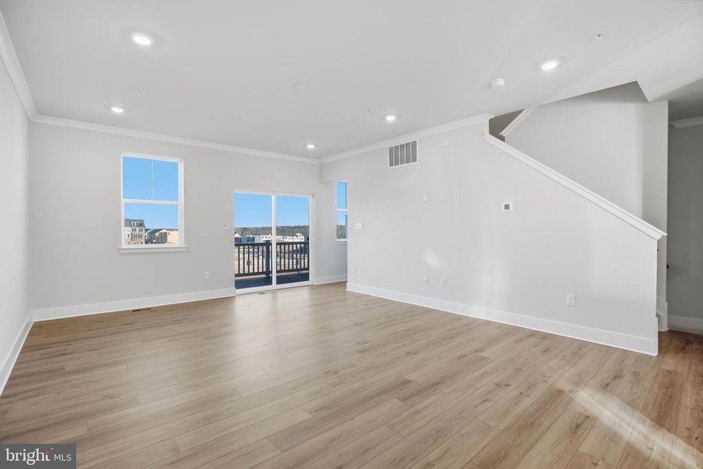 Image 13 of property listing at 1358 CRESTED WOOD DR, Laurel, MD 20724