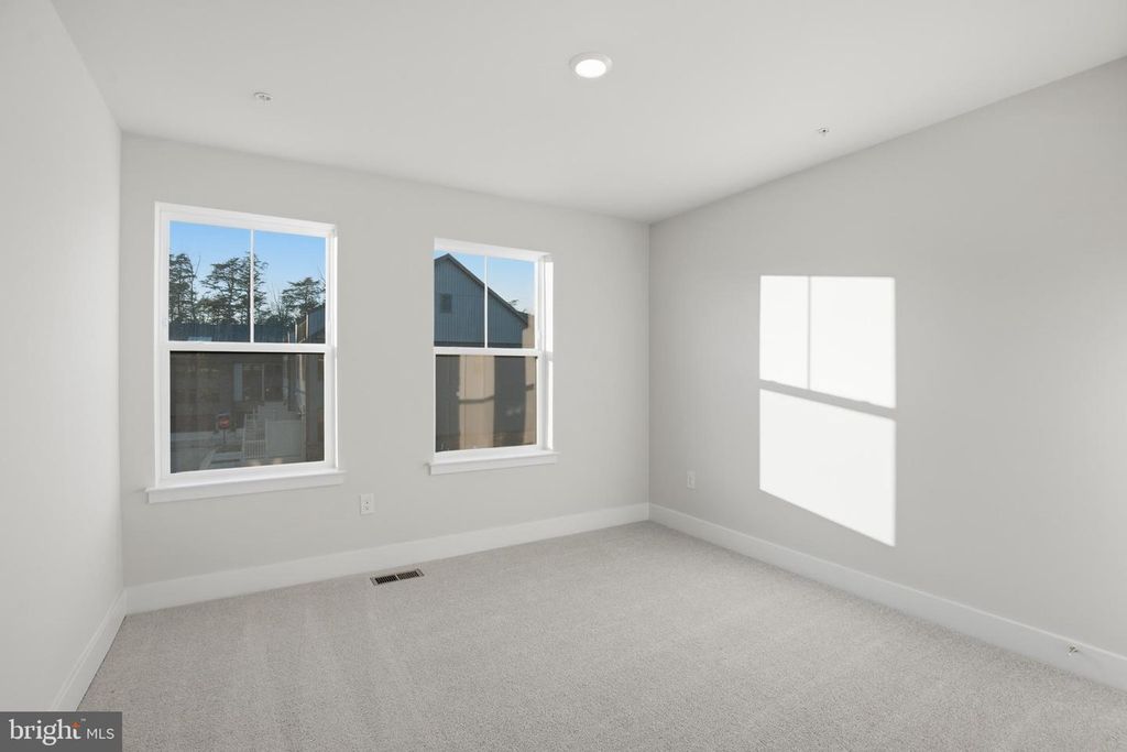 Image 15 of property listing at 1358 CRESTED WOOD DR, Laurel, MD 20724