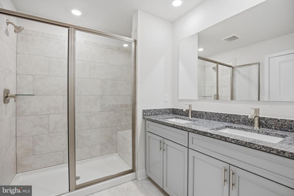 Image 17 of property listing at 1358 CRESTED WOOD DR, Laurel, MD 20724