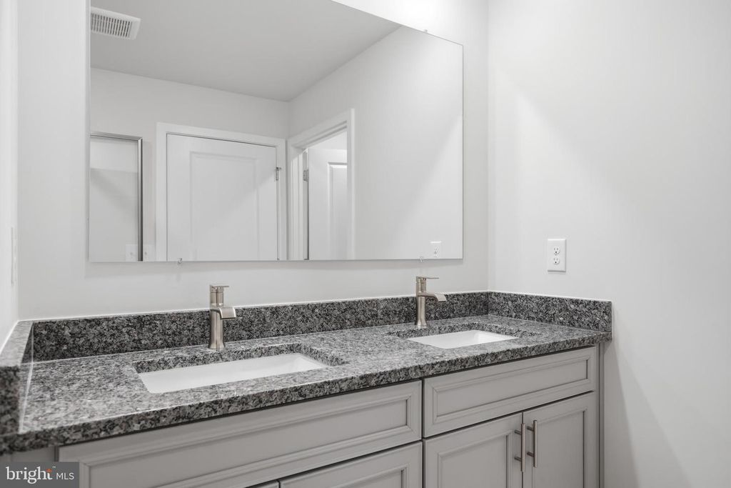 Image 26 of property listing at 1358 CRESTED WOOD DR, Laurel, MD 20724