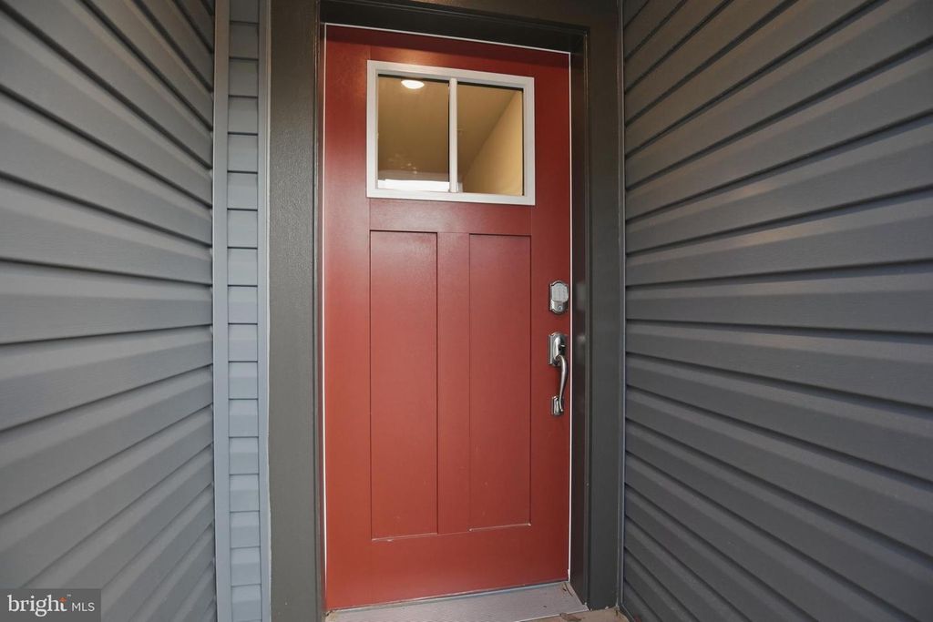 Image 3 of property listing at 1358 CRESTED WOOD DR, Laurel, MD 20724