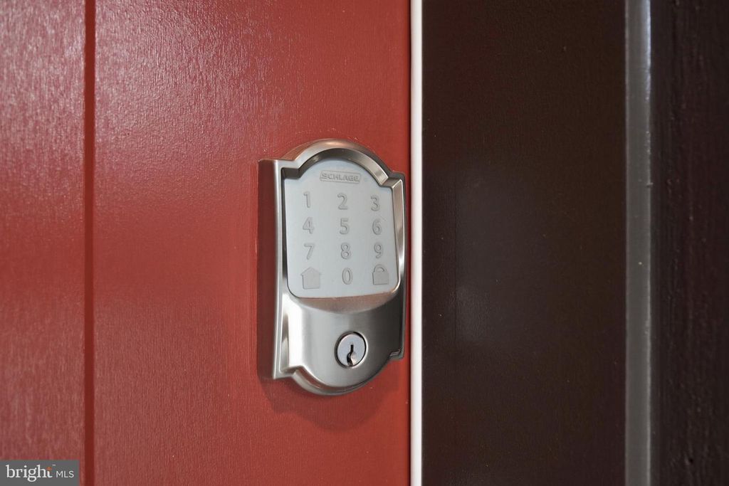 Image 4 of property listing at 1358 CRESTED WOOD DR, Laurel, MD 20724