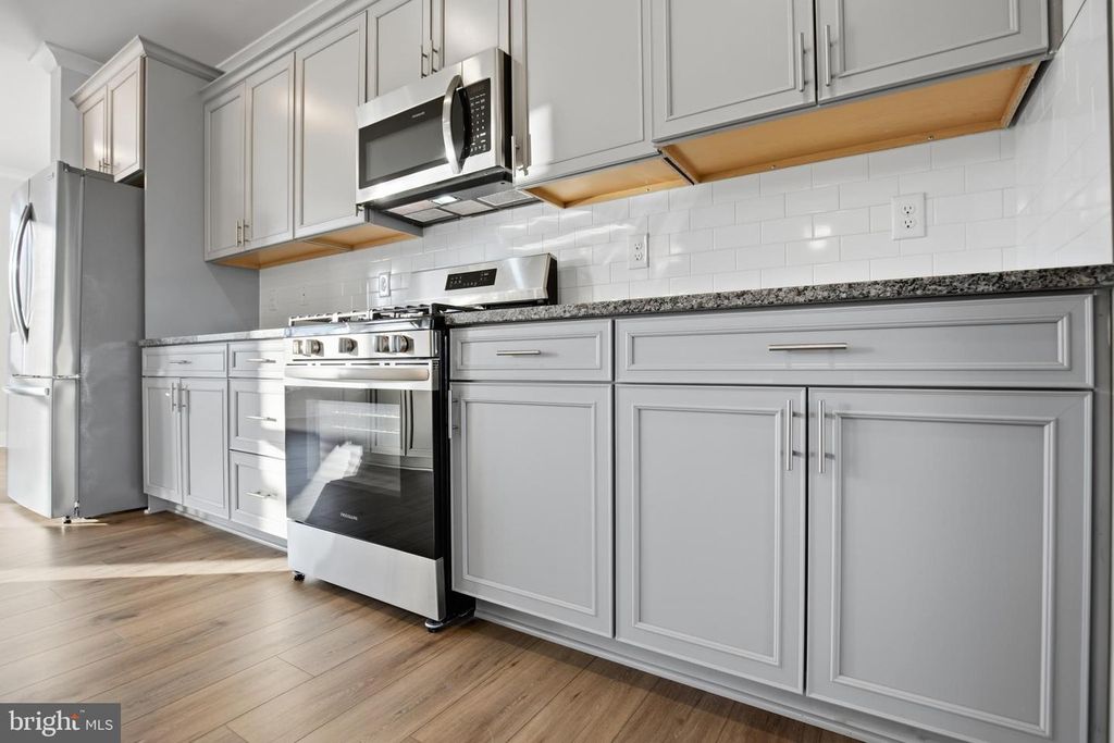 Image 5 of property listing at 1358 CRESTED WOOD DR, Laurel, MD 20724