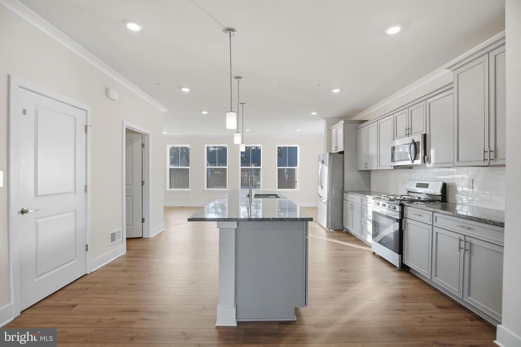 Image 8 of property listing at 1358 CRESTED WOOD DR, Laurel, MD 20724