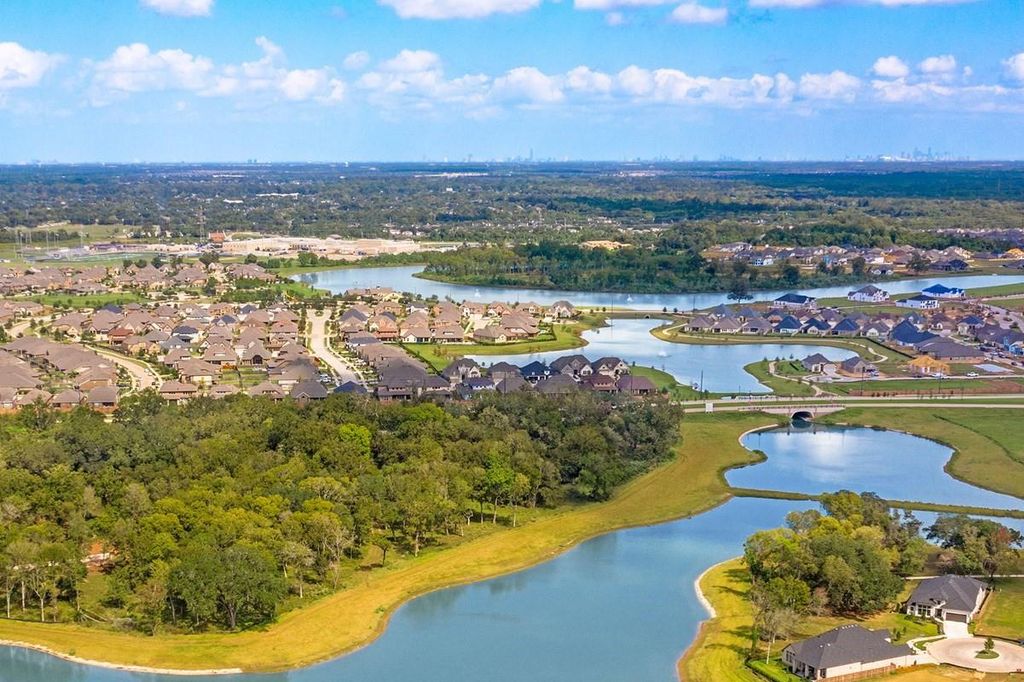 Image 9 of property listing at 2711 Bramblegate Drive, Missouri City, TX 77459
