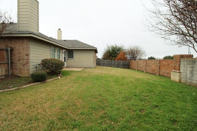 900 Oarlock Drive, Crowley, TX 76036