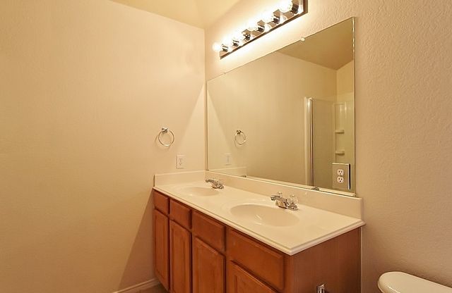 900 Oarlock Drive, Crowley, TX 76036