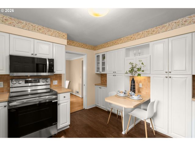 221 6TH St, Lake Oswego, OR 97034