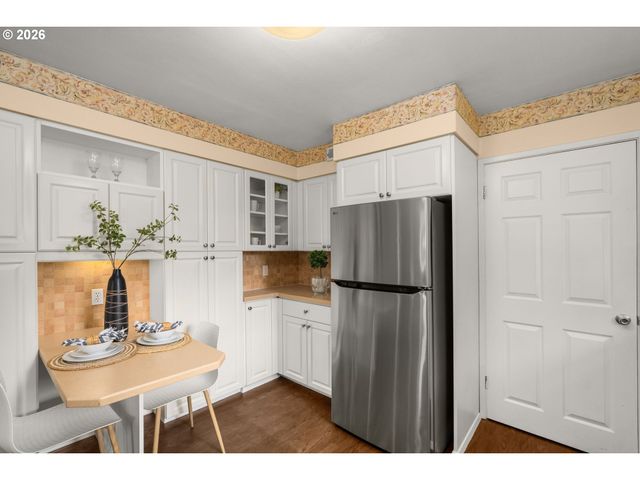 221 6TH St, Lake Oswego, OR 97034