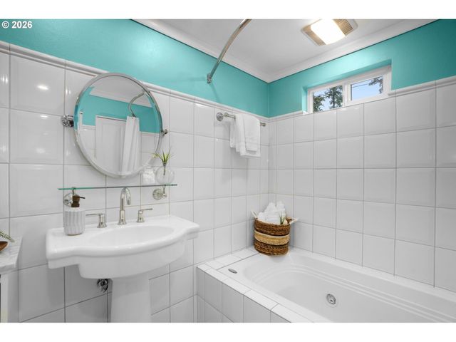 221 6TH St, Lake Oswego, OR 97034