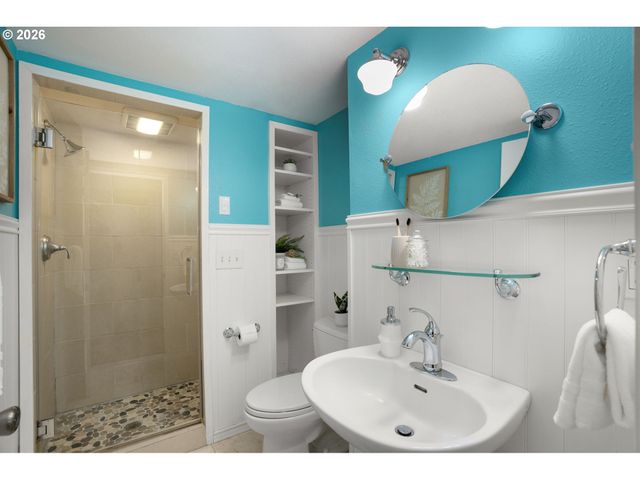 221 6TH St, Lake Oswego, OR 97034