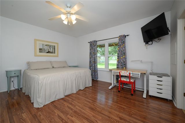 162 Peninsula Dr, Mathis, TX 78368