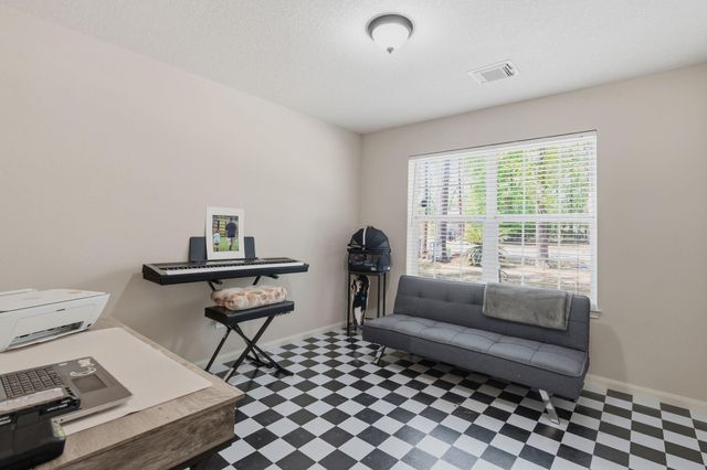 907 Columbia River Road, Montgomery, TX 77316