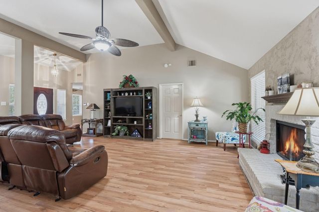 907 Columbia River Road, Montgomery, TX 77316