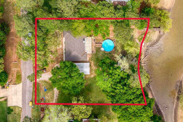 907 Columbia River Road, Montgomery, TX 77316