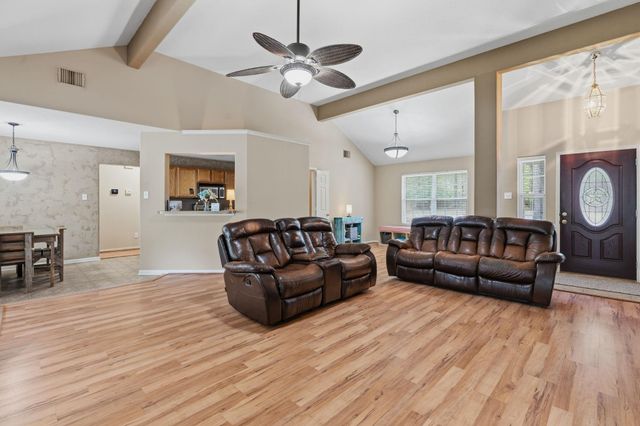 907 Columbia River Road, Montgomery, TX 77316