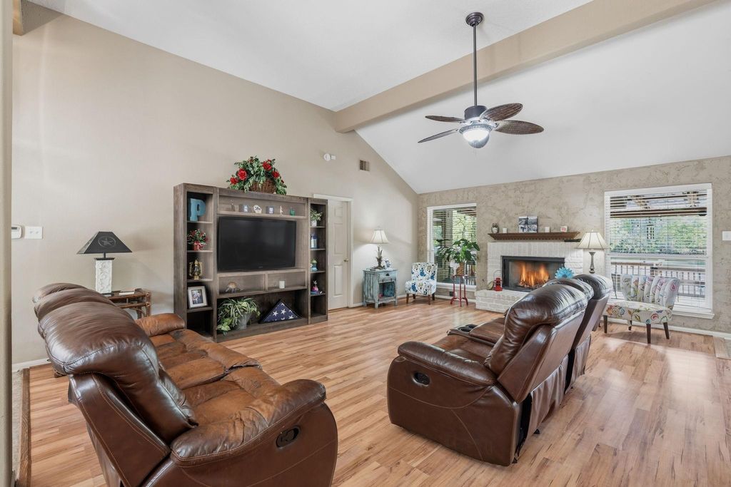 907 Columbia River Road, Montgomery, TX 77316