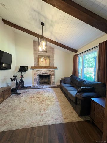 9 Sugarbush Lane, Coram, NY 11727