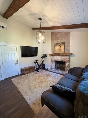 9 Sugarbush Lane, Coram, NY 11727