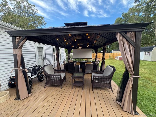 9 Sugarbush Lane, Coram, NY 11727