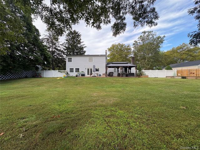 9 Sugarbush Lane, Coram, NY 11727