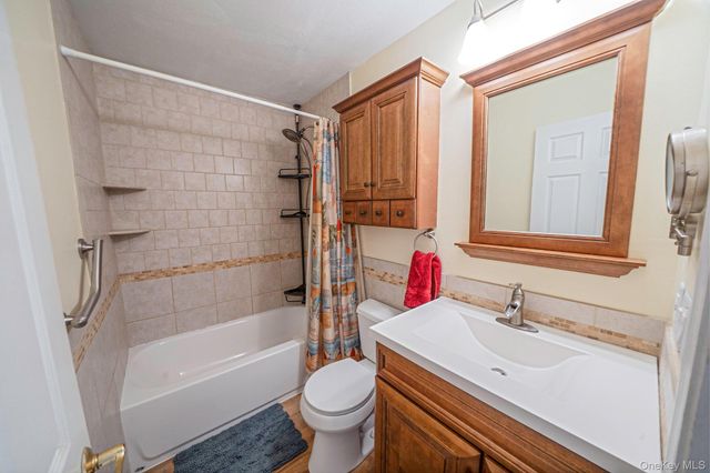 190 Merrick Road 35, Amityville, NY 11701